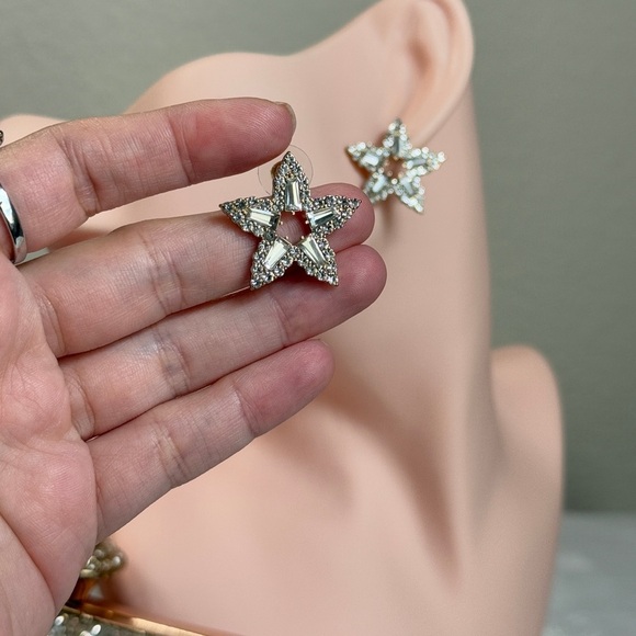 ⚜️ Star Shaped Crystal Earrings - Picture 6 of 6